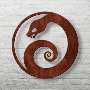 Metalowa dekoracja ścienna Snake B – okrąg z wężem w spiralnym układzie.