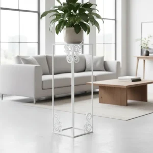 Stojak Metalowy na Kwiaty Ozdobny w kolorze białym z ażurowymi zdobieniami w rogach, elegancki dodatek do wnętrz.