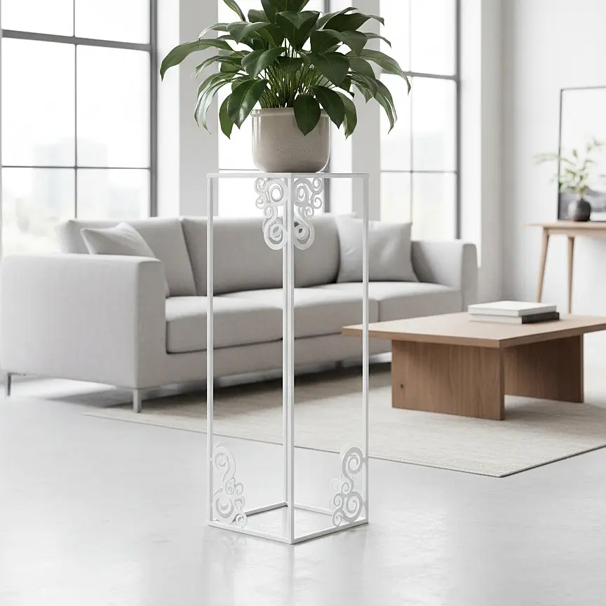 Stojak Metalowy na Kwiaty Ozdobny w kolorze białym z ażurowymi zdobieniami w rogach, elegancki dodatek do wnętrz.