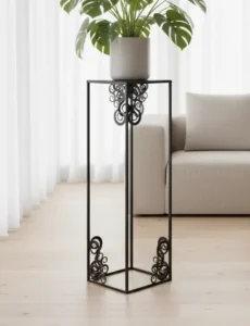 Stojak Metalowy na Kwiaty Ozdobny w kolorze czarnym z ażurowymi zdobieniami w rogach, elegancka dekoracja do salonu.