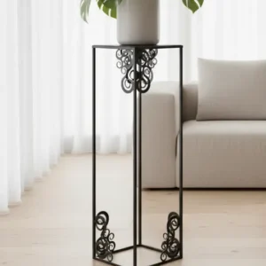 Stojak Metalowy na Kwiaty Ozdobny w kolorze czarnym z ażurowymi zdobieniami w rogach, elegancka dekoracja do salonu.