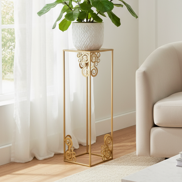 Stojak metalowy na kwiaty w złotym kolorze z ozdobnymi motywami w narożnikach, elegancki element dekoracyjny do wnętrz.