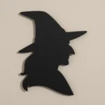 Metalowy profil czarownicy w kapeluszu – dekoracja na Halloween