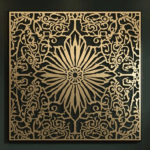 Panel dekoracyjny ażurowy Kwiat Orientu z metalu, złoty ornament inspirowany motywami orientalnymi