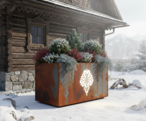 Donica z cortenu z podświetlanym góralskim ornamentem przed drewnianym domem w zimowej scenerii