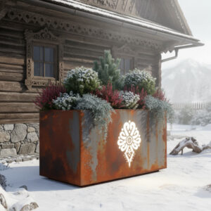 Donica z cortenu z podświetlanym góralskim ornamentem przed drewnianym domem w zimowej scenerii