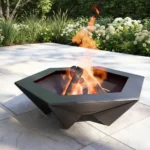 Czarne metalowe palenisko ogrodowe Hexa Flame o sześciokątnej formie, ustawione na tarasie z płyt kamiennych, z płonącym ogniem pośrodku.