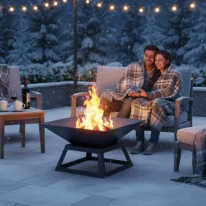 Palenisko ogrodowe z cortenu o dużym, kwadratowym kształcie na tarasie – ogień pośrodku, miejsce na ognisko dla większej rodziny.