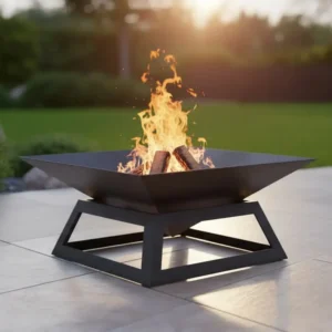Nowoczesne metalowe palenisko tarasowe Steel Flame w kolorze czarnym, stojące na płytkach tarasowych z rozpalonym ogniem w środku.