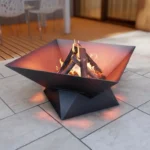 Czarne metalowe palenisko tarasowe Black Pyramid o nowoczesnej geometrycznej formie, z płonącym ogniem