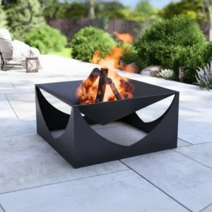 Czarne metalowe palenisko tarasowe Modern Arc o nowoczesnym, geometrycznym kształcie z półokrągłymi wycięciami, stojące na kamiennym tarasie z płonącym ogniem.