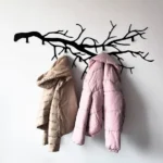 Metalowy wieszak ścienny w kształcie gałęzi drzewa, designerska dekoracja i praktyczny wieszak do przedpokoju