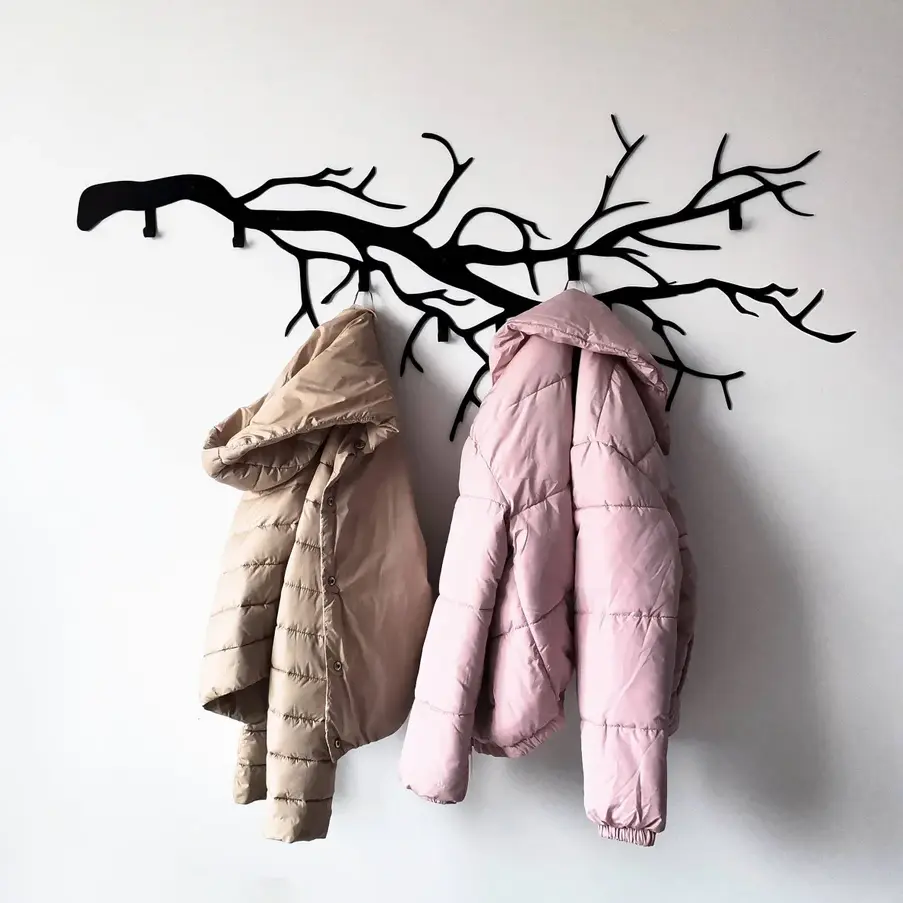 Metalowy wieszak ścienny w kształcie gałęzi drzewa, designerska dekoracja i praktyczny wieszak do przedpokoju