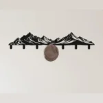 Metalowy wieszak ścienny Górskie Szczyty z haczykami na ubrania, czapki i akcesoria