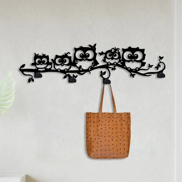 Metalowy wieszak ścienny Sowy na Gałęzi z dekoracyjnym motywem pięciu sów siedzących na gałęzi