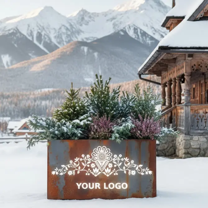 Metalowa donica LED z góralskim wzorem i podświetlanym logo przed góralską chatą w zimowej scenerii.