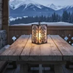 metalowy lampion z ażurowym wzorem ptaków w stylu ludowym, czarny z ciepłym podświetleniem