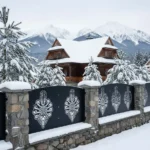 panel ogrodzeniowy z metalu z wyciętym wzorem parzenicy w stylu góralskim, czarny panel na kamiennym murku w zimowej scenerii