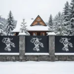 panel ogrodzeniowy z metalu z dynamicznym góralskim wzorem, czarny panel z ażurowym wycięciem na kamiennym murku