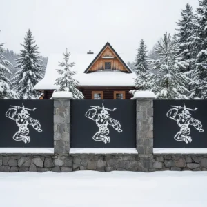 panel ogrodzeniowy z metalu z dynamicznym góralskim wzorem, czarny panel z ażurowym wycięciem na kamiennym murku