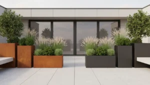 Donice corten i donice malowane proszkowo ustawione obok siebie na tarasie