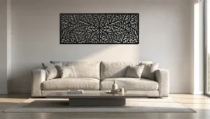 Metalowa dekoracja ścienna nad kanapą dobrana proporcjonalnie do szerokości sofy