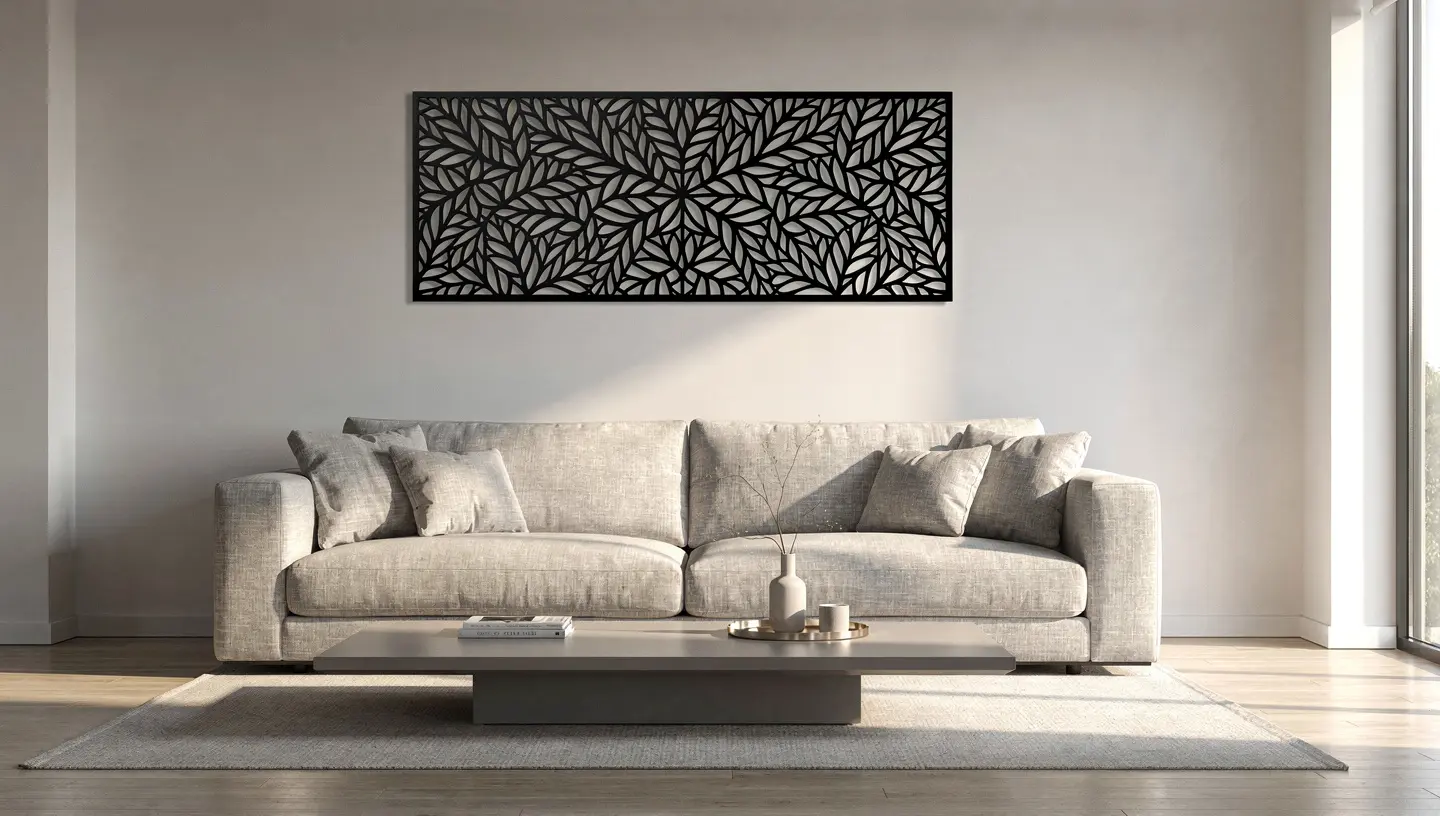 Metalowa dekoracja ścienna nad kanapą dobrana proporcjonalnie do szerokości sofy