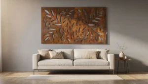 Metalowa dekoracja ścienna w idealnym rozmiarze nad sofą w nowoczesnym salonie
