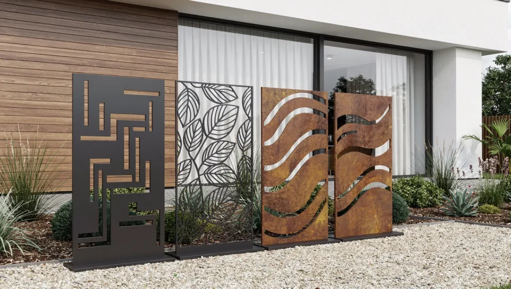 Różne wzory paneli ogrodowych z metalu dopasowane do stylu nowoczesnego domu i ogrodu.