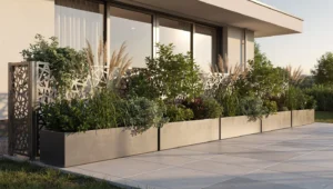 Nowoczesna zielona ściana z paneli metalowych i dużych donic na tarasie przy domu.