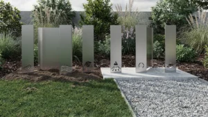 Wolnostojące panele metalowe w ogrodzie zamontowane na betonie i podsypce żwirowej jako odpowiednio przygotowane podłoże.