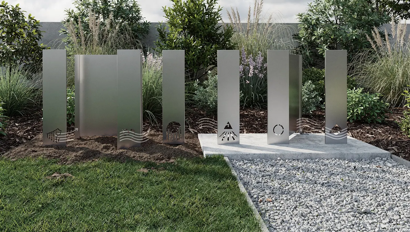 Wolnostojące panele metalowe w ogrodzie zamontowane na betonie i podsypce żwirowej jako odpowiednio przygotowane podłoże.