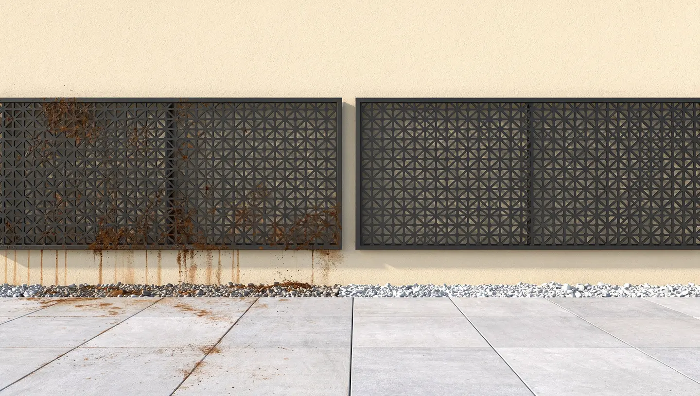 Nowoczesne ogrodzenie z paneli metalowych przy jasnej elewacji, z widoczną różnicą między zabrudzoną a czystą kostką.