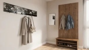 Porównanie metalowego i drewnianego wieszaka ściennego w jasnym przedpokoju