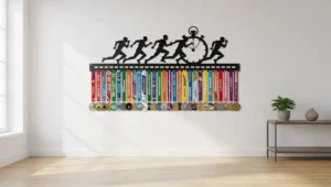 Metalowy wieszak na medale z motywem biegowym, wypełniony kolorowymi medalami w nowoczesnym przedpokoju