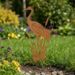Metalowa dekoracja ogrodowa do wbicia Czapla w Trzcinach w cortenie – ozdoba na rabatę i trawnik