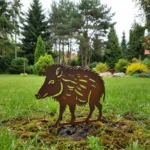 Dekoracja ogrodowa dzik do wbicia w ziemię Dzik Strażnik Ogrodu – metalowa ozdoba w cortenie