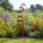 Dekoracja ogrodowa krasnal do wbicia w ziemię Strażnik Łąki – metalowy krasnal z wysoką czapką