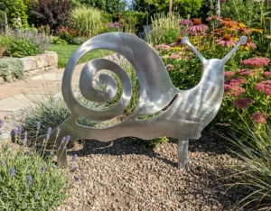 Dekoracja ogrodowa ślimak do wbicia w ziemię Spiralny Ślimak Ogrodowy – metalowy ślimak ze spiralną muszlą