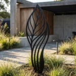 Metalowa dekoracja ogrodowa Rytm Architektury do wbicia w ziemię przy nowoczesnej ścieżce ogrodowej