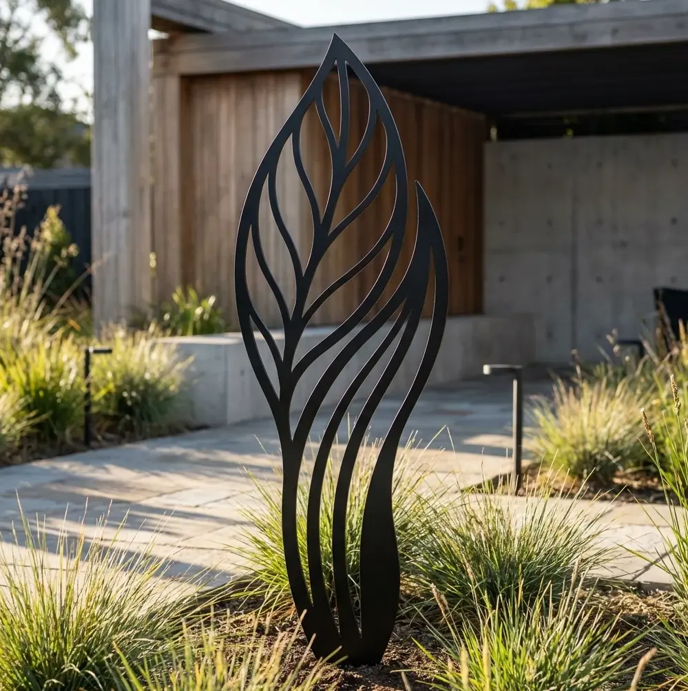 Metalowa dekoracja ogrodowa Rytm Architektury do wbicia w ziemię przy nowoczesnej ścieżce ogrodowej