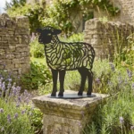 Labiryntowy Baranek sylwetka ogrodowa – ażurowa dekoracja z metalu w nowoczesnym stylu