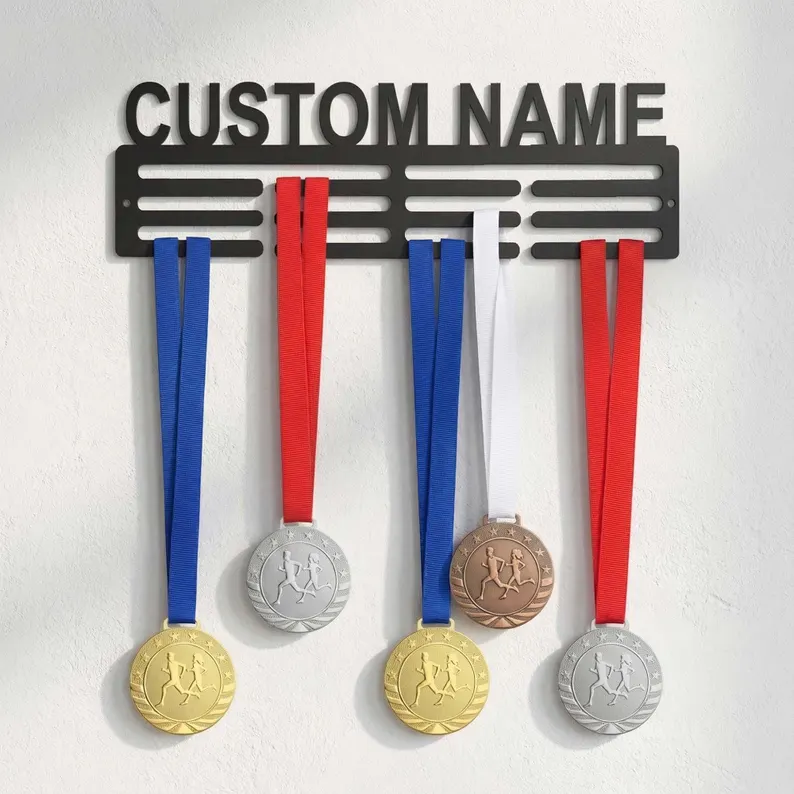 personalizowany wieszak na medale z napisem metalowy