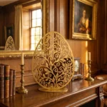 Metalowa rzeźba wolnostojąca jajko Ażurowe Jajo – dekoracja z roślinnym wzorem na podstawie