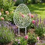 Dekoracja ogrodowa jajko do wbicia w ziemię Jajo Ogrodowe Flora – ażurowe metalowe jajko
