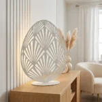 Rzeźba z metalu art deco jajko Art Deco Jajo – biała ażurowa dekoracja na podstawie