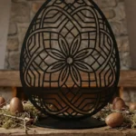 Rzeźba z metalu jajko Królewskie Jajo – czarna ażurowa mandala na podstawie