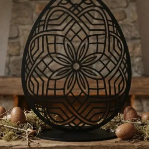Rzeźba z metalu jajko Królewskie Jajo – czarna ażurowa mandala na podstawie
