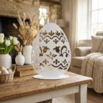 Dekoracja metalowa wolnostojąca jajko Jajo Natury – biała ażurowa rzeźba na podstawie