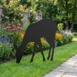 Metalowa dekoracja ogrodowa do wbicia Cichy Jeleń na trawniku przy rabacie